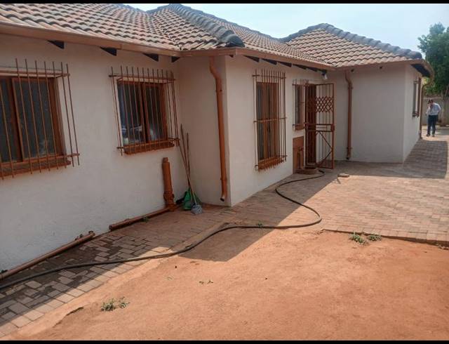 3 BEDROOM HOUSE FOR SALE IN THE ORCHARDS